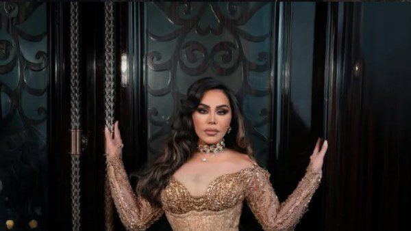 بالذهبي الجريء.. أحلام تثير ضجة بهذه الإطلالة | شاهد