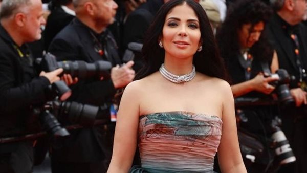 بالأبيض الأنيق.. منى زكي تخطف الأنظار بهذه الإطلالة | شاهد