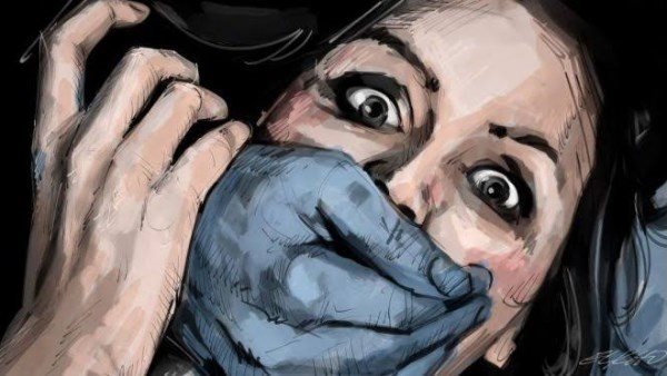 هددها وابتزها.. شـــهادة قاسية أمام النيابة لأم فقدت طفلتها عذريتها على يد صـانع محتوى 