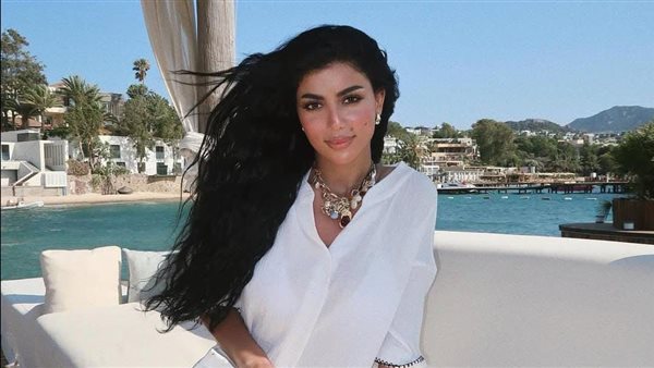 لوك جديد.. كارولين عزمي تخطف الأنظار بهذه الإطلالة | شاهد 