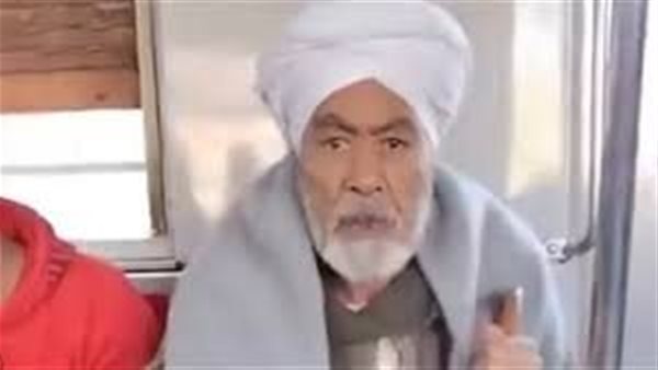 حطت رجل على رجل قدامه.. القصة الكاملة لمشادة مسن صعيدي وفتاة بالمترو | فيديو