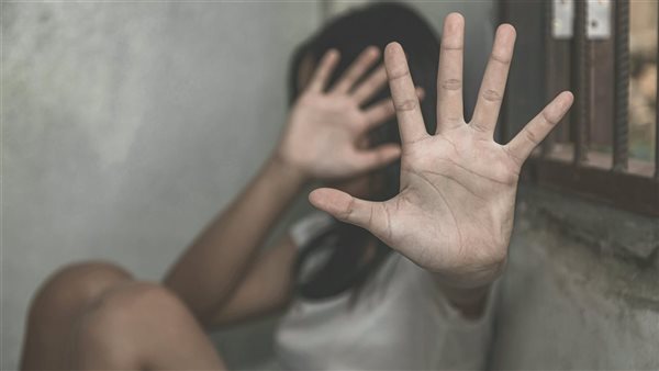 تفاصيل صادمة في القبض على شاب حاول التعدي جنسيًا على طفلة وأبرحها ضربًا