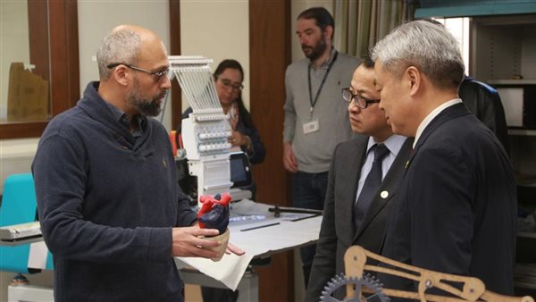 الجامعة الأمريكية بالقاهرة تستقبل وفد رفيع المستوى من جامعة الصين للاتصالات (صور)