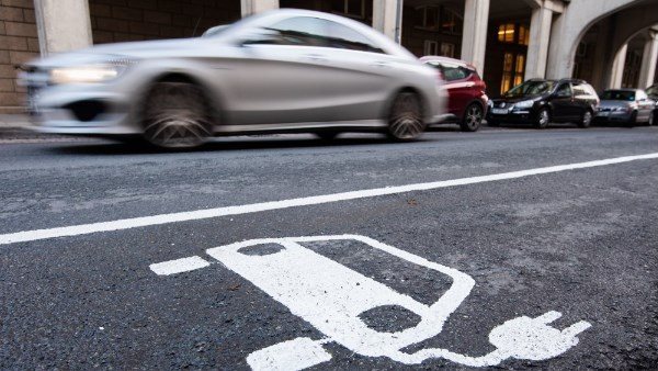 تفاصيل مثيرة.. تصادم على طريق إسكندرية الصحراوي بسبب التحـ.رش بمذيعة 