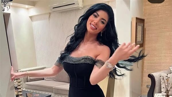 فستان جريء.. كارولين عزمي تثير ضجة بإطلالة جديدة | شاهد