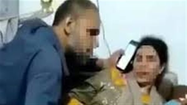 غضب بعد تداول فيديو لشخص يتعدى على سيدة بدعوى علاجها من السحر بالدقهلية | شاهد