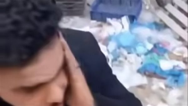 غضب بعد انتشار فيديو إذلال شاب بإجباره على تقبيل جزمة بطة 