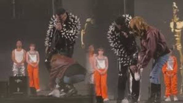 موجة جدل واسعة.. قُبلة على المسرح تغيّر مسار حفل محمد رمضان باستاد القاهرة | شاهد 