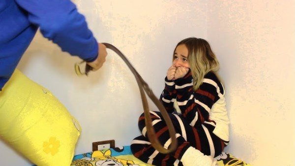  قالت لزميلها بحبك.. اعترافات صادمة لموظف هشم رأس ابنته بتوكة حزام 