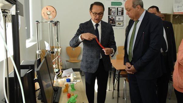 بالصور.. وزير الطيران يتفقد المجمع الصناعي والمدرسة الدولية بحرم الجامعة الالمانية بالقاهرة