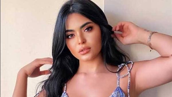 بالفضي.. أسماء جلال تلفت الأنظار بإطلالة جريئة | شاهد