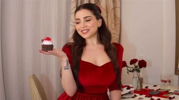  بالأحمر.. مي عز الدين تخطف الأنظار بإطلالة جديدة | شاهد