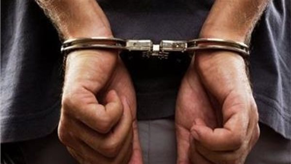 خلاف بسبب كنبة يتحول لمأساة.. تفاصيل القبض على نجار متهم بقتل مُسن بقنا