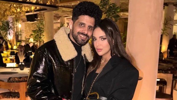 فوق الركبة.. زوجة حمدي الميرغني تثير ضجة بهذه الإطلالة | شاهد 