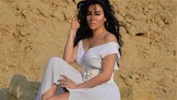  بالأسود.. ميرهان حسين تخطف الأنظار بفستان أنيق | شاهد 