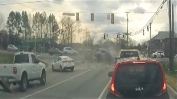 سيدة تصدم 7 سيارات بعد الضغط على البنزين بدل الفرامل عند إشارة مرور | فيديو 