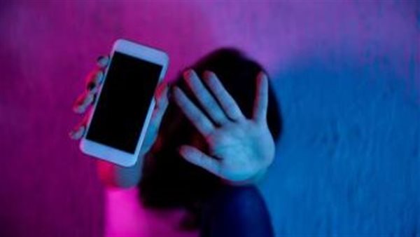 مقاطع فاضحة.. تفاصيل إحالة شاب إلى جنايات الجيزة بتهمة ابتزاز فتاتين