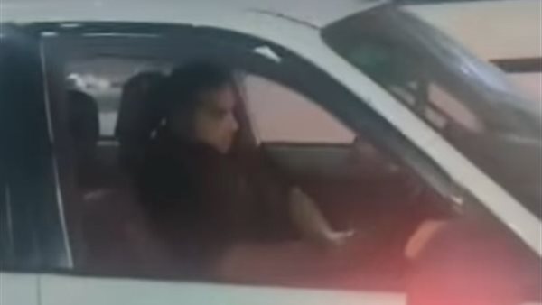 فيديو صادم.. سائق يرتكب فعلًا فاضحًا داخل سيارته أمام إحدى السيدات