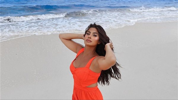 بالأحمر المكشوف.. روبى تثير الجدل بإطلالة جريئة | شاهد