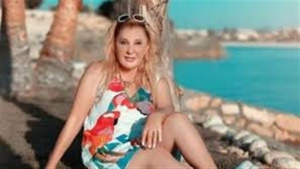 أسود فوق الركبة.. نادية الجندى تخطف الأنظار بإطلالة جريئة | شاهد