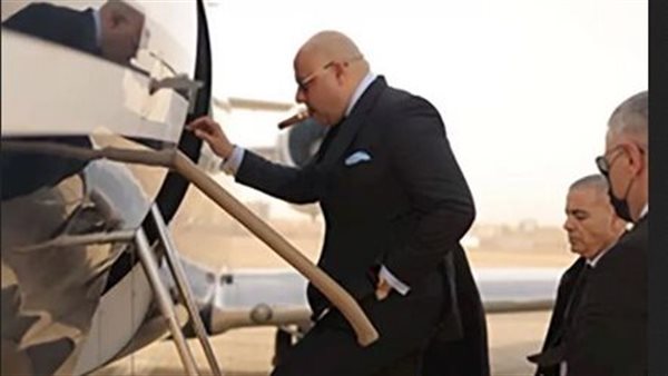 من مغارات التنقيب إلى البدلة الحمراء.. حكاية ملك الذهب التي أثارها سيجار المحامي