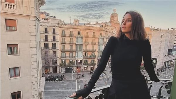 فستان جريء.. إيمان العاصي تخطف الأنظار بإطلالة جديدة | شاهد