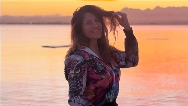 جيب قصيرة وتاتو..هيدي كرم تثير الجدل بإطلالة جريئة | شاهد