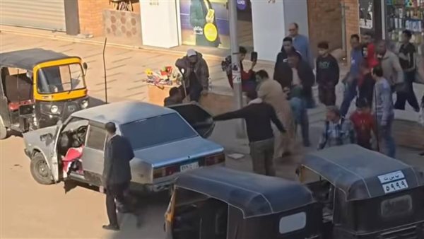  سحلوها في الشارع.. فيديو صادم لجر فتاة وإرغامها على استقلال سيارة بالمعادي | شاهد