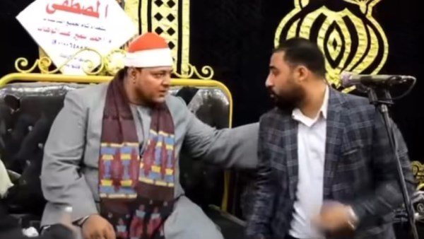 انت اتهبلت ولا إيه؟.. مشادة داخل سرادق عزاء تثير الجدل | فيديو