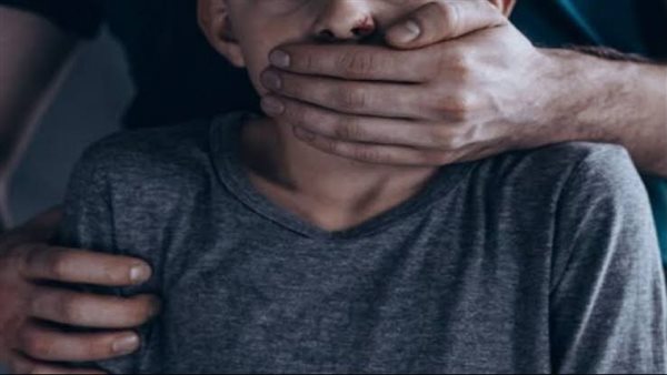  على سلم العمارة.. عامل ألوميتال ينتهك جسد صغير بأوسيم 