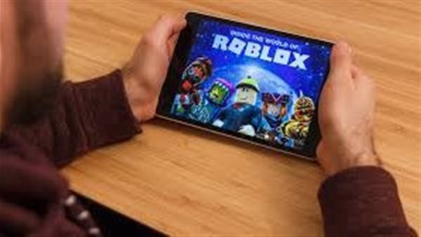  جدل حول لعبة روبلوكس.. هل تروّج للمساكنة وبيوت الشباب وماذا عن حجبها؟ 