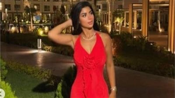 فستان لافت.. كارولين عزمي تثير ضجة بإطلالة جريئة | شاهد 