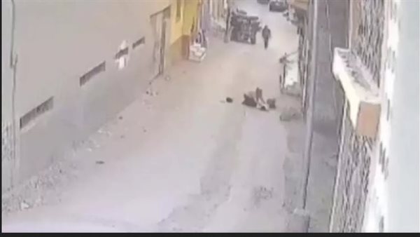 مشهد يحبس الأنفاس.. لحظة سقوط أسطوانة بوتجاز على أم وطفلتها بالغربية | فيديو 