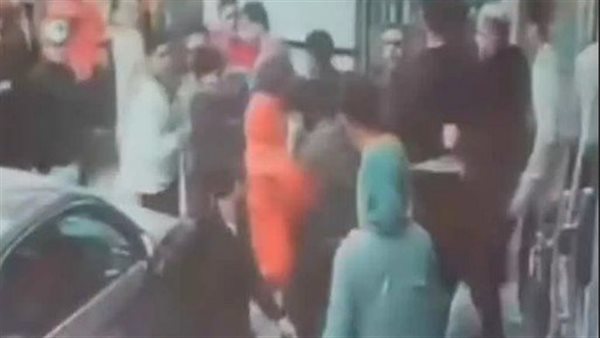 فيديو صادم يهز الشرقية.. اعتداء عنيف على سيدة في أبو كبير