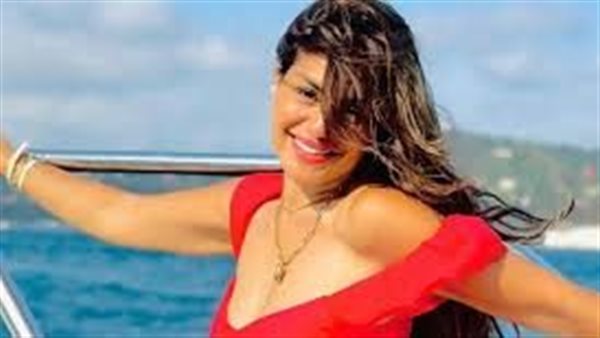 بالجلد.. منة فضالي تخطف الأنظار بإطلالة جديدة | شاهد