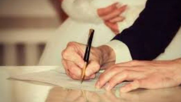  دماء على ورقة عرفي.. عامل يكبل زوجته ويلقي بها من الطابق العلوى 