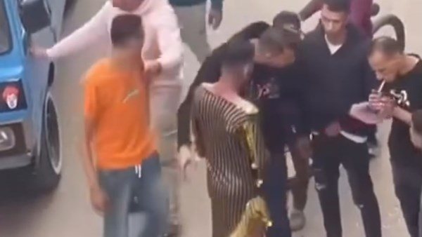 لبسوه ملابس نسائية.. اعترافات صادمة للمتهمين بالتعدي على شاب ببنها