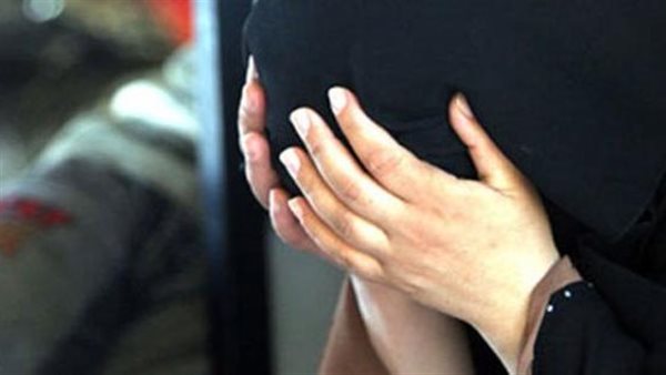 خلصوا عليه بشومة.. تفاصيل إحالة المتهمة بقتل طفلها بمساعدة زوجها بالإسكندرية للجنايات