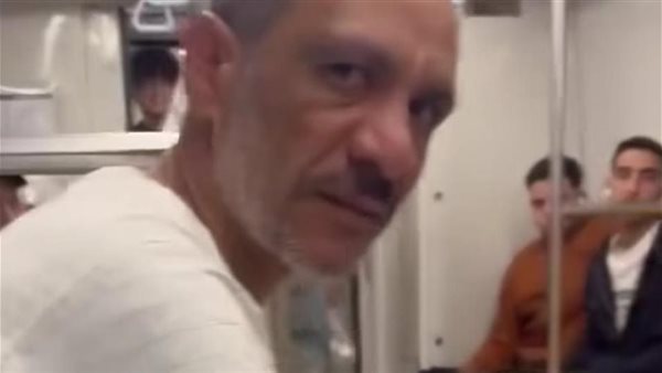 نزلي رجلك.. القصة الكاملة لمشادة الصعيدي والفتاة في المترو | فيديو