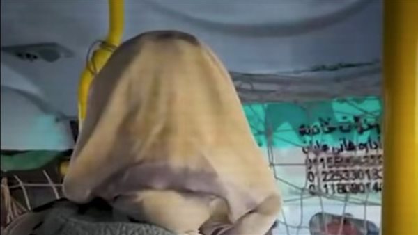 مش هنزلكم غير بمزاجي.. سائق أتوبيس يحبس الركاب بمدينة نصر | فيديو