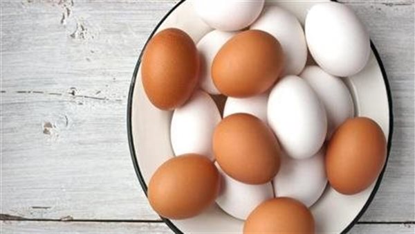  طبيبة تحسم الجدل.. ما الفرق بين البيض الأحمر والأبيض وأيهما أفضل؟