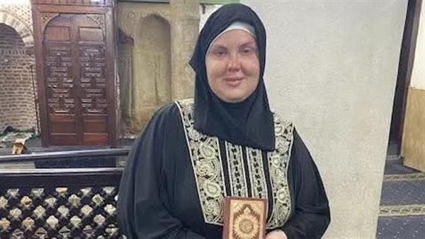 سائحة مجرية تشهر إسلامها في مسجد ابوالحجاج بالأقصر 