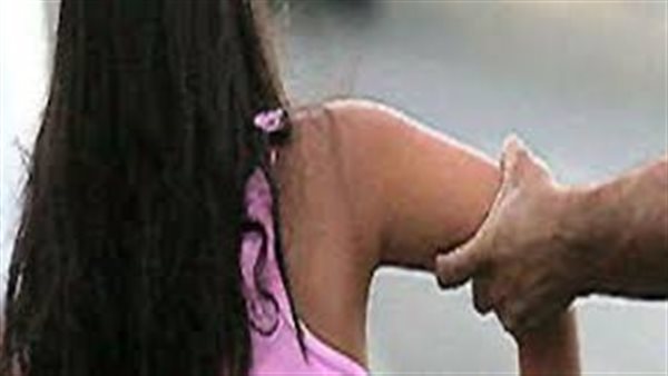 أنقذتها صرخة وبطولة أم.. كواليس استدراج طفلة الـ3 سنوات لسطح منزل بالشرقية