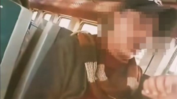  فعل فاضح في نهار رمضان.. فيديو متداول لشخص يخدش حياء سيدة داخل قطار