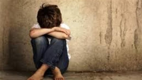 صوروه فيديو.. تفاصيل القبض على 3 ذئاب بشرية هتكوا عرض صغير بالتبين