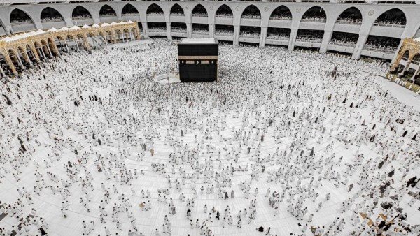  سر برودة رخام الكعبة.. كيف تبقى أرض الطواف باردة للحجاج في رمضان والصيف؟ 