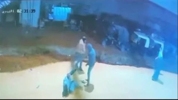 فيديو صادم.. الاعتداء على مسن أسفل الطريق الدائري بالقليوبية