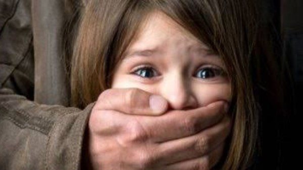  في نهار رمضان.. عاطل يقبل طفلة ويلامس جسدها على سلم عقار ببولاق 