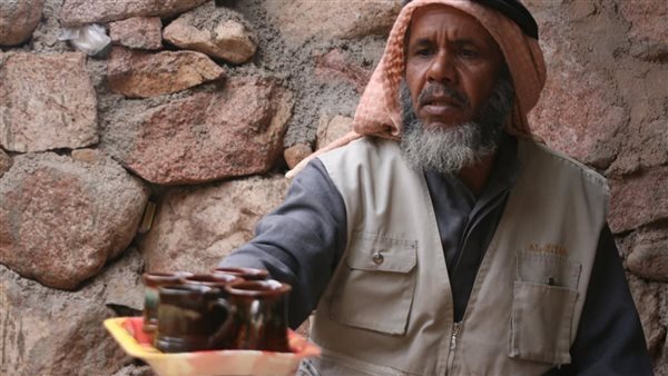 في حضرة الموت والجبال.. حكاية حكيم البادية الذي عاش للناس ورحل تاركا إرثا من الرحمة 