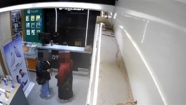 كانت عاوزة تشتري آيفون 17.. نصابة تخدع سيدة أمام ماكينة صراف آلي بكفر الشيخ